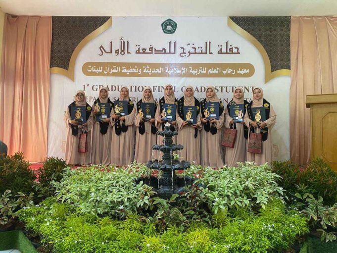 Wisuda angkatan 1_11zon Wisuda Angkatan Pertama